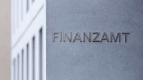Datenübermittlung vom Lohnsteuerhilfeverein zum Finanzamt - mit der HZD-Datenbank ADLER Detailansicht eines Gebäudes mit der Aufschrift Finanzamt