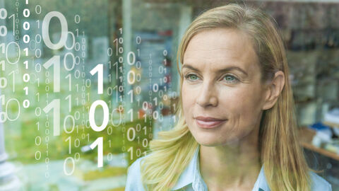Anzeigenmotiv women&work 2021 mit junger Frau neben einer Binärcode-Illustration