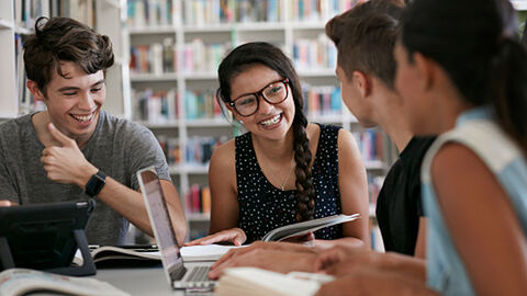 Nachwuchs für die HZD: dual Studierende aus den Studiengängen IT und BWL Junge Menschen als potenzielle duale Studierende in einer Bibliothek