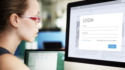 Roter Faden bei allen HZD-Vorhaben: das Thema Informationssicherheit Junge Frau vor Computermonitor mit Login-Fenster