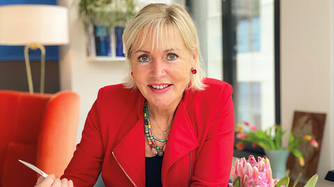 Hessens Digitalministerin Prof. Dr. Kristina Sinemus im Gespräch mit der INFORM zum Thema Innovation Prof. Dr. Kristina Sinemus, die einen roten Blazer trägt, in ihrem Homeoffice