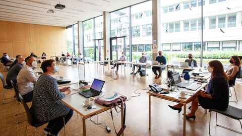 Angeregter Austausch bei der HZD: die ALD-Tagung zum Thema Lizenzmanagement Großer Konferenzraum der HZD, in dem die Teilnehmerinnen und Teilnehmer der ALD-Tagung an im Carre gestellten Tischen sitzen
