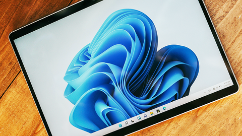 Tablet auf Holztisch, das eine per Computerprogramm erzeugte Grafik zeigt
