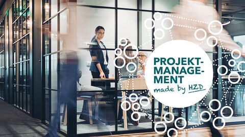 Abwicklung mit ganzheitlichem Ansatz – Projektmanagement made by HZD Blick in einen gläsernen Konferenzraum mit drei Frauen im Gespräch, darübergelegt eine Grafik mit dem Schriftzug „Projektmanagement made by HZD“