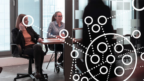 Abwicklung mit ganzheitlichem Ansatz – Projektmanagement made by HZD Zwei Frauen am Besprechungstisch mit darübergelegter Grafik aus Kreisen und Punkten, die ganzheitliches Projektmanagement symbolisiert