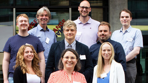 Gruppenfotos der neun neuen HZD-Trainees des Jahrgangs 2022