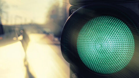 Grünes Licht für eine aufschlussreiche Datenanalyse im KONSENS-Verbund mit der AMPEL-Plattform der HZD Straßenansicht mit Fokus auf das grüne Licht einer Ampel