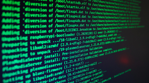 Softwareentwicklung bei der HZD: GreenCoding als neues Mindset Computerbildschirm grünen Code-Zeilen vor schwarzem Hintergrund