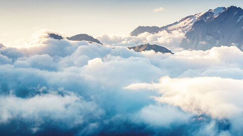 Eines der zentralen Themen der HZD: Cloud-Lösungen für ihre Kunden Schroffe Bergkämme, die aus einem Wolkenmeer herausragen