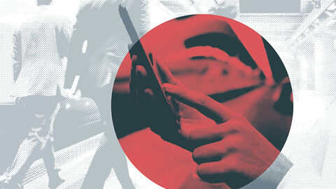 Eines der Aufgabenfelder der HZD: die Umsetzung des Onlinezugangsgesetzes (OZG) Close-up von Hand, die auf den Monitor eines Smartphones tippt, im Hintergrund ist unscharf ein Schreibtisch zu erkennen