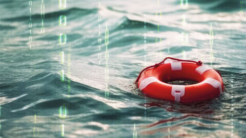 Mehr als nur ein Rettungsring für den Notfall: das Informationssicherheitsmanagement der HZD Roter Rettungsring, der auf den Wellen schwimmt, mit darüber gelegtem Binärcode-Reihen