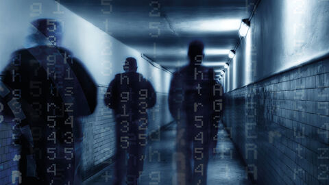 Effiziente Cyberabwehr – eine der Aufgaben des HZD-Informationssicherheitsmanagements Leicht verschwommene Aufnahme mit Männern, die durch einen spärlich beleuchteten Gang laufen, darüber gelegt eine Grafik aus Programmierbefehlen