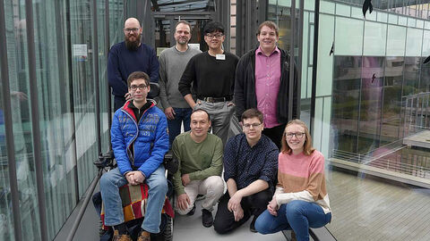 Neuer Trainee-Zug 2024 Gruppenfoto mit acht neuen Trainees im Übergang zum HZD-Neubau