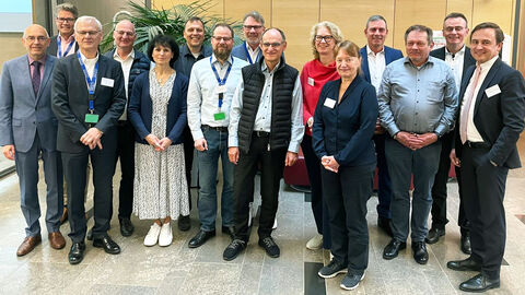 ALD-Frühjahrstagung 2024: Leiterinnen und Leiter der deutschen Datenzentralen sowie ihr Kollege aus Österreich zu Gast bei der HZD Gruppenfoto der Personen, die an der ALD-TFrühjahrstagung 2024 bei der HZD teilgenommen haben