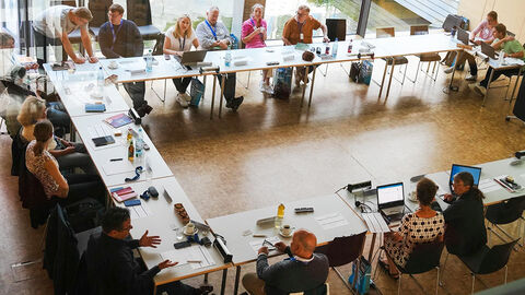 Angeregter Austausch zum Thema Lizenzmanagement: die ALD-Untergruppe zu Gast bei der HZD Blick von oben in den Konferenzraum der HZD, in dem die Teilnehmenden der ALD-Untergruppe Lizenzmanagement tagen