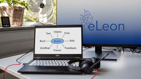 Weiterbildung nach dem Baukastenprinzip – mit der HZD-Lernplattform eLeon Blick auf einen Arbeitsplatz im Homeoffice, auf dessen Monitoren das eLeon Logo und eine Übersicht der angebotenen Kursbausteine zu sehen sind