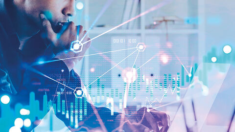 Das Bild eines Mannes vor einem Laptop ist von netzartigen Strukturen und Grafiken überzogen.