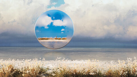 Kooperationsprojekt der HZD in Sachen Cloud: das Programm Cloud-Transformation Meereslandschaft mit schmaler Strandpartie und bewölktem Himmel, darüber gelegt ein lupenartiges rundes Bild mit joggendem Menschen in einer ganz ähnlichen Landschaft