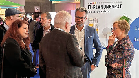FITKO-Präsident Dr. André Göbel im Gespräch mit Messebesucherinnen und -besuchern FITKO-Präsident Dr. André Göbel am Messestand des IT-Planungsrats im Gespräch mit einer Gruppe von Menschen