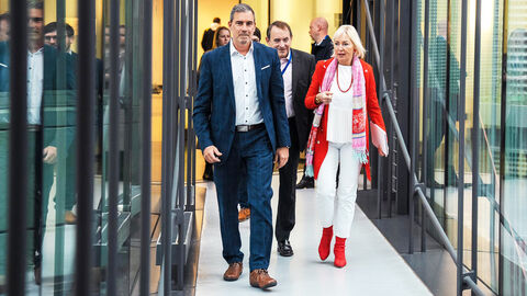 Vor-Ort-Termin bei der HZD: Digitalministerin Sinemus und Finanzminister Lorz mit dem Technischen Direktor Thomas Kaspar beim Rundgang durch die HZD Thomas Kaspar mit Digitalministerin Sinemus und Finanzminister Lorz beim Rundgang durch die HZD