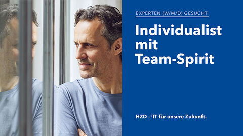 Individualist mit Team-Spirit – die perfekte Besetzung für Stellenangebote der HZD Porträt eines sympathisch aussehenden IT-Experten mit grau melierten Haaren und legerem blauem Shirt