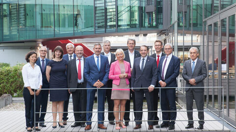 Vertreterinnen und Vertreter des hessischen Kultusministeriums und des Digitalministeriums zu Gast in der HZD Mehrere Männer und drei Frauen lachen in Kamera