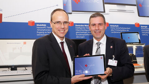 Thomas Kaspar und Peter Beuth auf der CeBit Zwei Männer präsentieren Tablet
