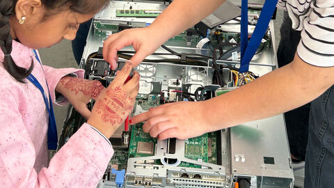 Close-up auf zwei Mädchen, die einen Server auseinanderschrauben