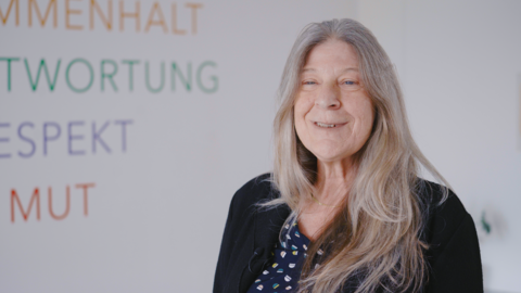 Software-Optionen kurz erklärt: die Leiterin des HZD-Bereichs, der sich unter anderem um SharePoint kümmert, über die Vorzüge fertiger Marktlösungen Titelbild des HZD-Videos „Software-Optionen kurz erklärt“ zum Thema Marktlösungen mit Porträt der Leiterin des Bereichs, der sich unter anderem um SharePoint kümmert