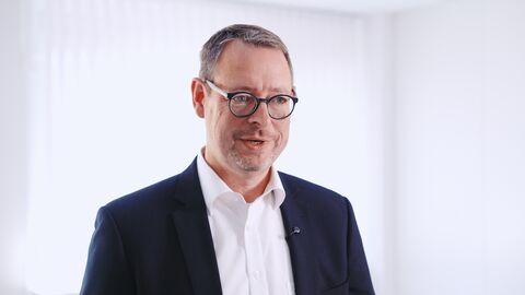 Ein Blick zurück und nach vorn zum Jubiläum – Hans-Georg Ehrhardt-Gerst über den HZD-Standort in Hünfeld Porträt von Hans-Georg Ehrhardt-Gerst, dem Leiter des HZD-Standorts in Hünfeld