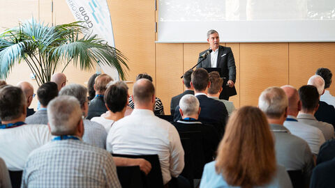 Auftakt zu einem informativen Austausch in Sachen Cloud: die Begrüßung von Thomas Kaspar, dem Technischen Direktor der HZD Thomas Kaspar, der Technische Direktor der HZD, bei der Begrüßungsrede der Gäste des Cloud Kundenforums