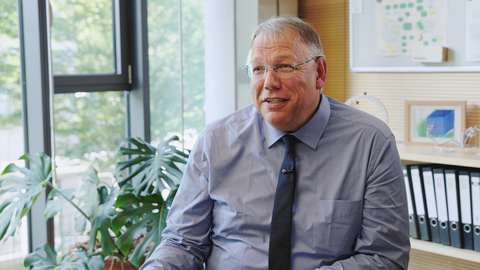 Vollprofi in Sachen Informationssicherheit: Dr. Arno Domack von der HZD Porträt von Dr. Arno Domack, dem Leiter des Bereichs Informationssicherheit bei der HZD