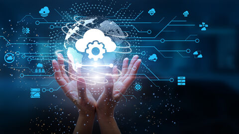 Ganzheitlich gedachter Ansatz: Die Multi-Cloud der HZD Close-up auf wie eine Schale gehaltene Hände mit darüber gelegter Grafik mit untereinander vernetzten Symbolen, die für eine Multi-Cloud mit verschiedenen Einsatzbereichen stehen