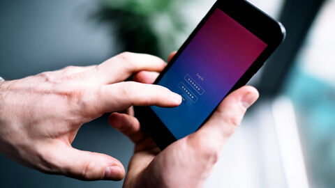 Eigenes Vorhaben als Trockenübung: die Grill-App der Teilnehmenden des Programms BITS der HZD Close-up auf die Hand eines Mannes, der sich auf seinem Handy in eine App einlogt