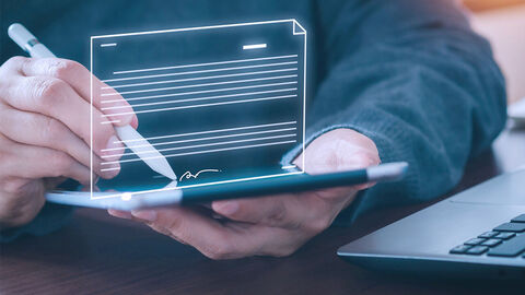 Dokumente rechtssicher und digital signieren Die Hände einer Person halten ein Tablet, auf dem die Person mit einem Tablet-Stift tippt. Das Bild ist überlagert von der Grafik eines digitalen Dokuments.