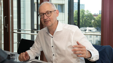HZD-Kooperationspartner in Sachen Cloud: Martin Schallbruch, CEO der govdigital eG Martin Schallbruch, CEO der govdigital eG, am Tisch sitzend beim Interview mit der HZD-Redaktion