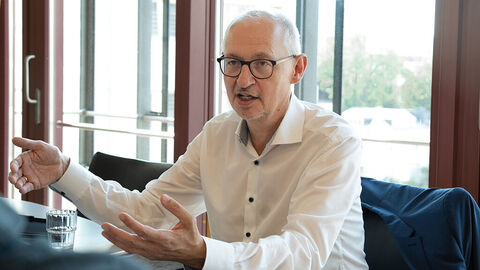 HZD-Kooperationspartner in Sachen Cloud: Martin Schallbruch, CEO der govdigital eG Martin Schallbruch, CEO der govdigital eG, am Tisch sitzend beim Interview mit der HZD-Redaktion