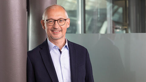 HZD-Kooperationspartner in Sachen Cloud: Martin Schallbruch, CEO der govdigital eG Porträtfoto in Halbtotale von Martin Schallbruch, CEO der govdigital eG